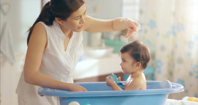Bác sĩ Nguyễn Văn Vinh: Tắm đúng cách để chống vi khuẩn gây bệnh mùa hè cho trẻ - Ảnh 1.