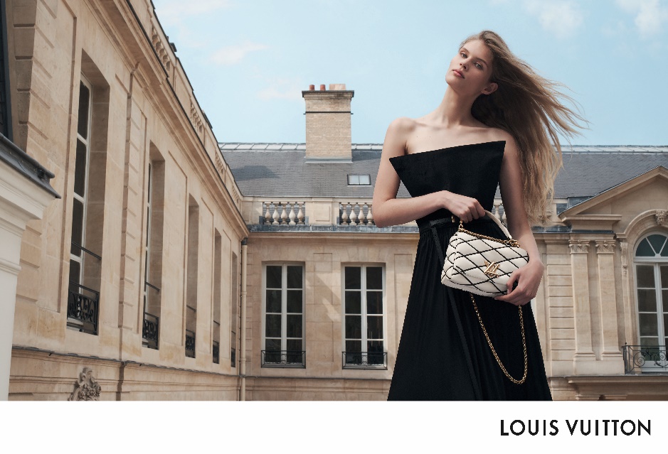 Vẻ đẹp đầy mê hoặc của những “nàng thơ” nước Pháp trong BST Louis Vuitton Thu-Đông 2023 - Ảnh 4.