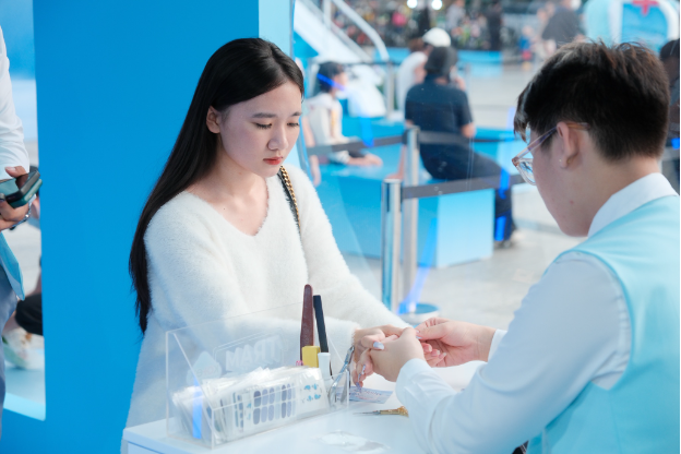 Đường trượt băng m&aacute;t lạnh &ecirc;m độc lạ Cần Thơ thu h&uacute;t đ&ocirc;ng đảo giới trẻ - Ảnh 7.