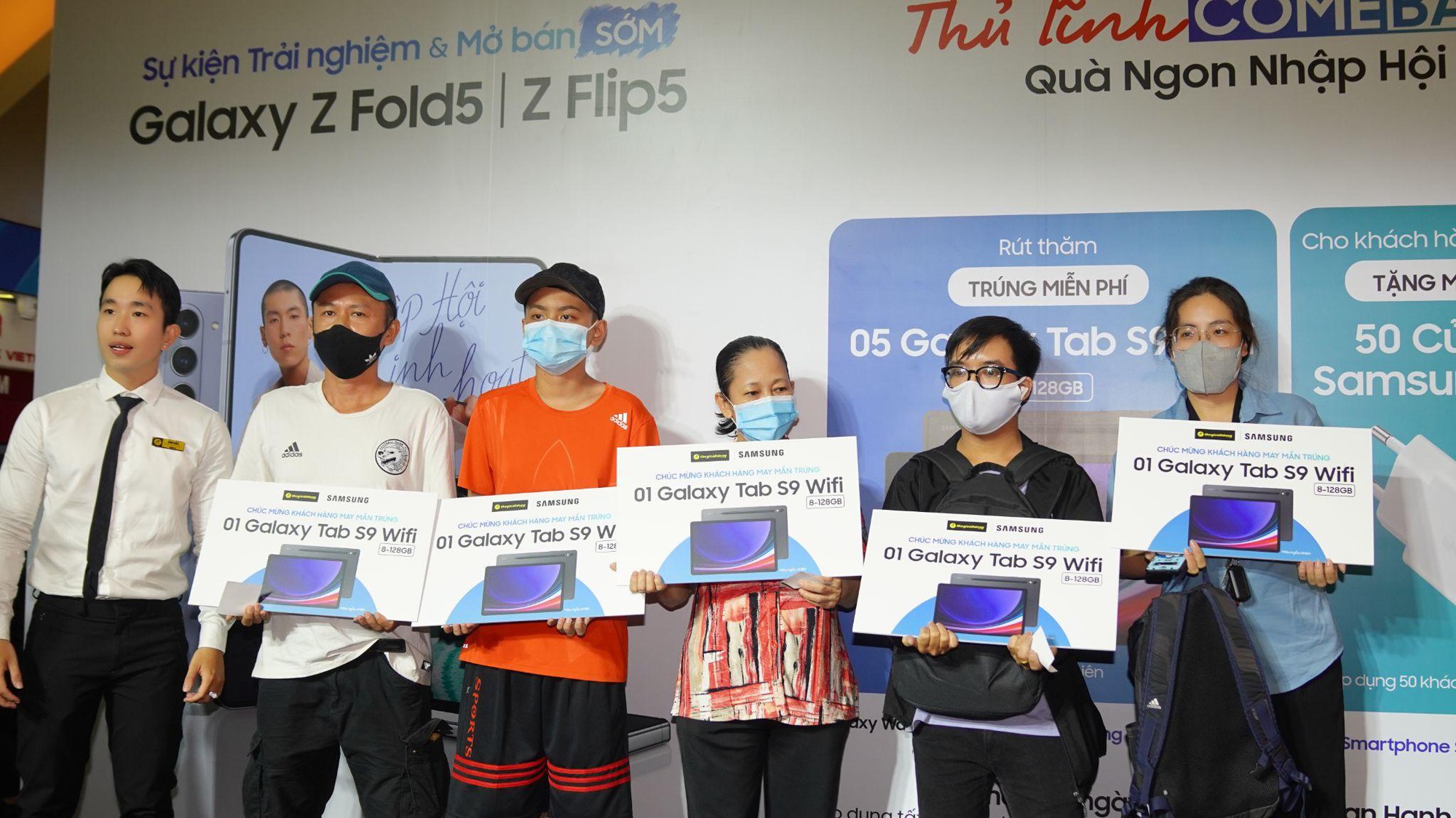 SamFans nô nức nhận siêu phẩm Samsung Galaxy Z Fold5 và Z Flip5 - Ảnh 7. SamFans nô nức nhận siêu phẩm Samsung Galaxy Z Fold5 và Z Flip5 - Ảnh 7.
