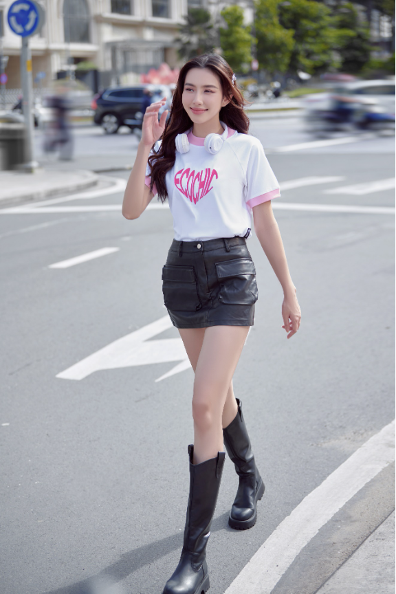 Hoa hậu Thùy Tiên trẻ trung, ngọt ngào trong BST áo phông của ECOCHIC