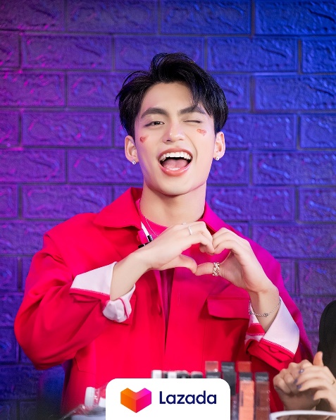Lần đầu làm livestreamer, MONO khiến 16.000 sản phẩm được chốt đơn vèo vèo - Ảnh 2.