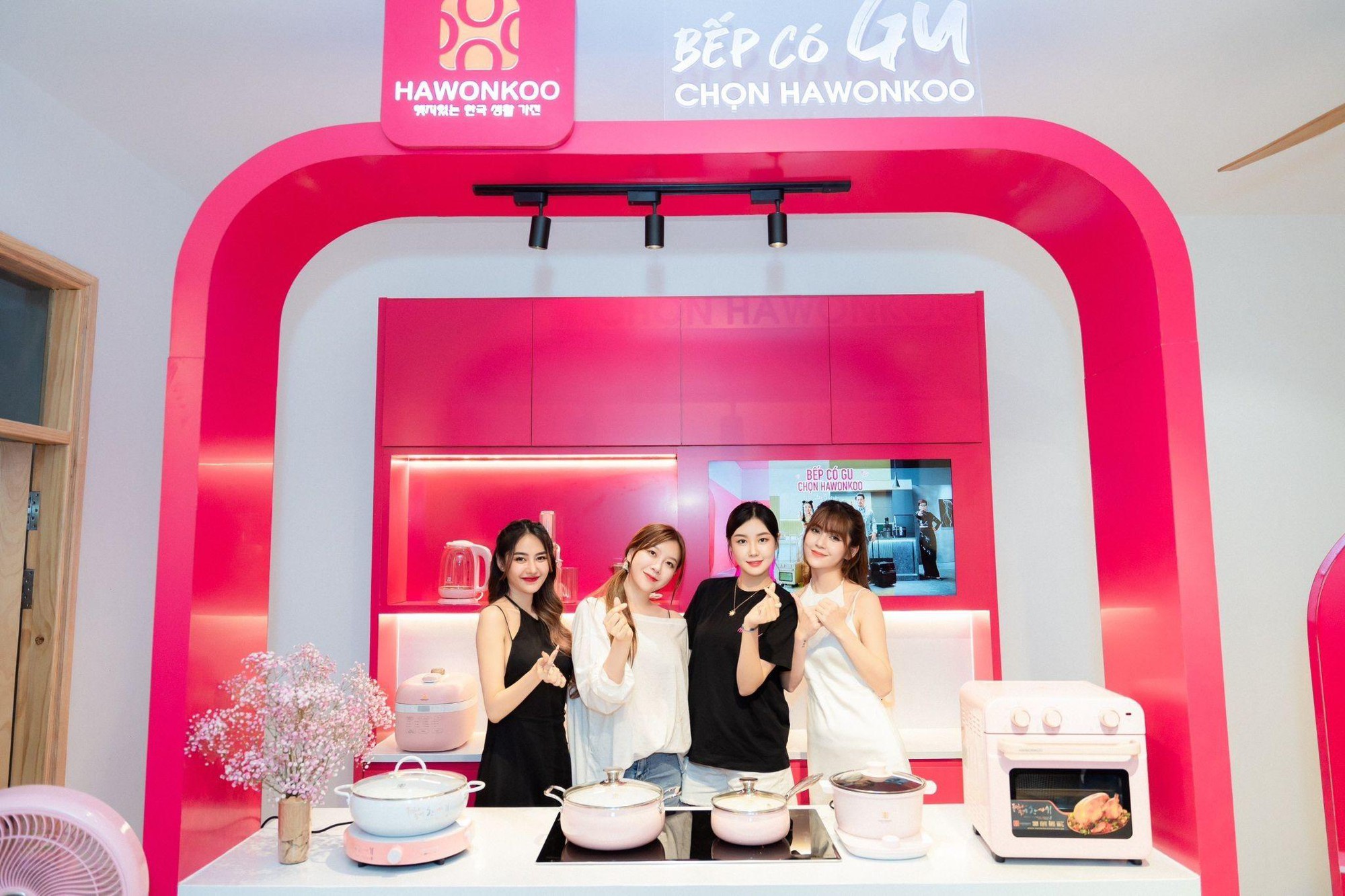 Ấn tượng khoảnh khắc Hoa hậu - Á hậu Hàn Quốc nấu món Việt cùng diễn viên Millan và Á hậu Linh Chi - Ảnh 2.