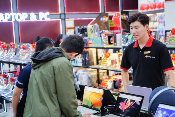 Sự kiện mua laptop gaming - Đồ họa, tặng màn hình LG của FPT Shop thu hút nhiều khách hàng - Ảnh 1.