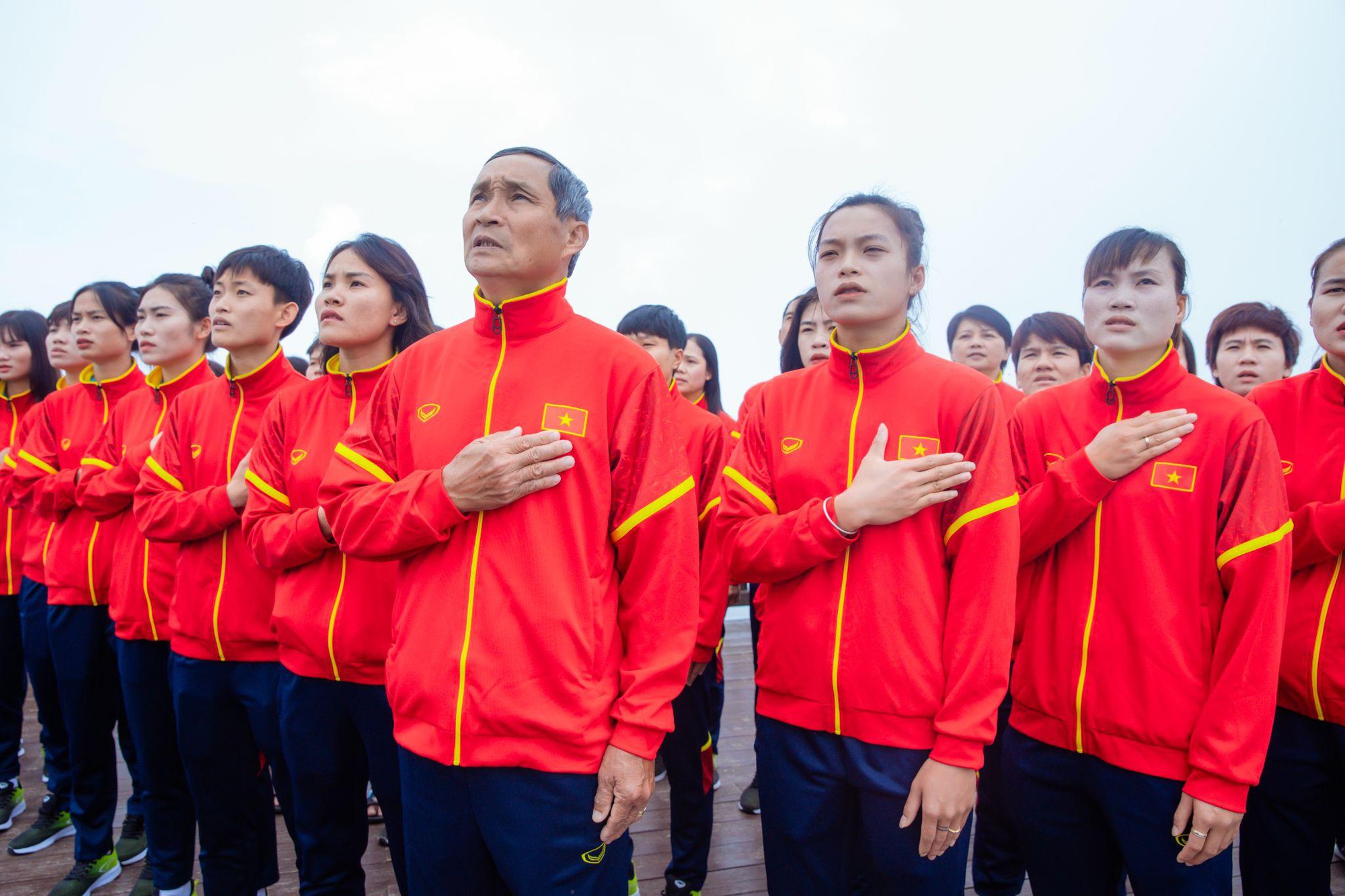 Đội tuyển nữ Việt Nam rước đuốc, thượng cờ trên đỉnh thiêng Fansipan - Ảnh 1.