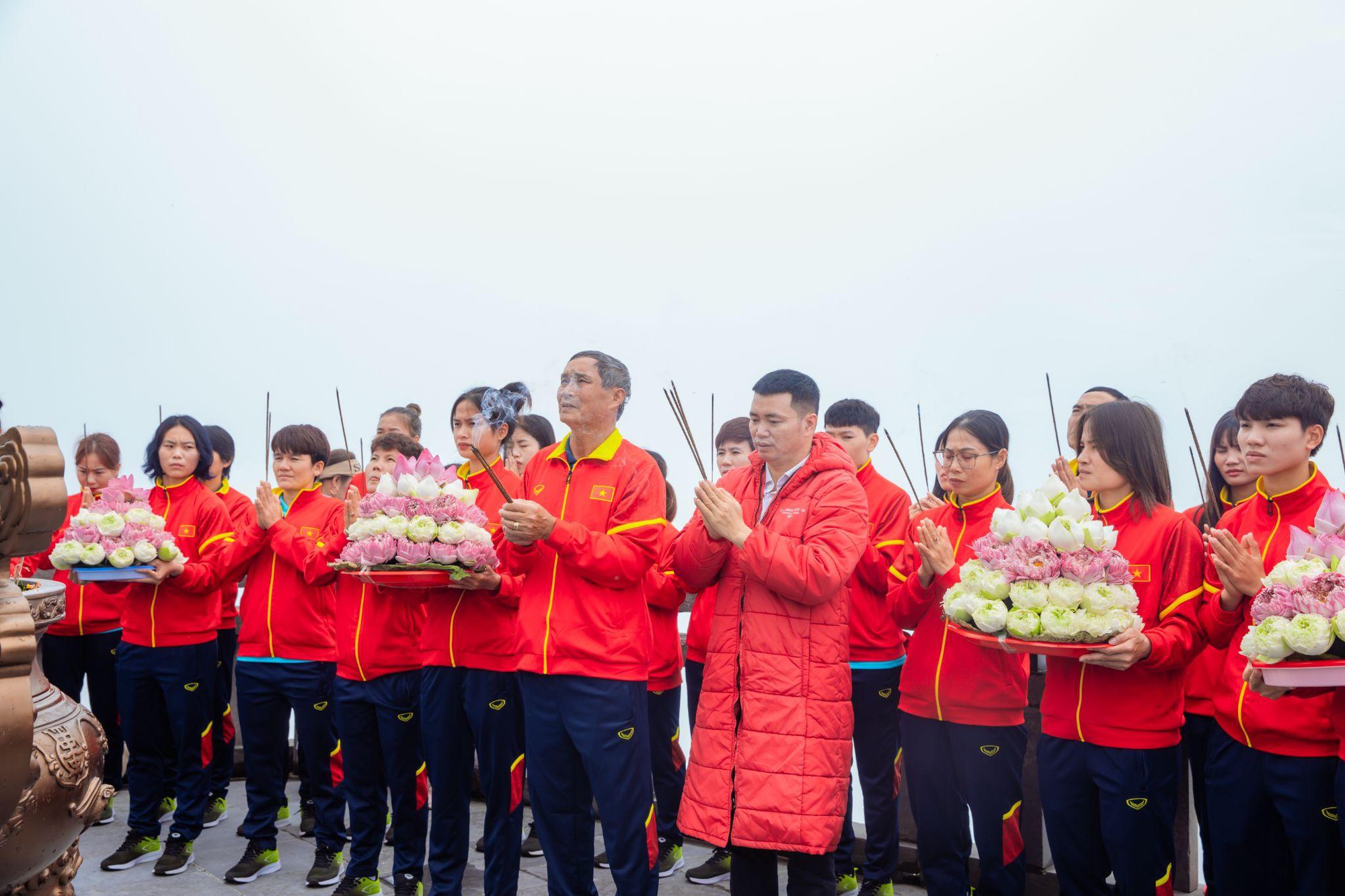 Đội tuyển nữ Việt Nam rước đuốc, thượng cờ trên đỉnh thiêng Fansipan - Ảnh 4.