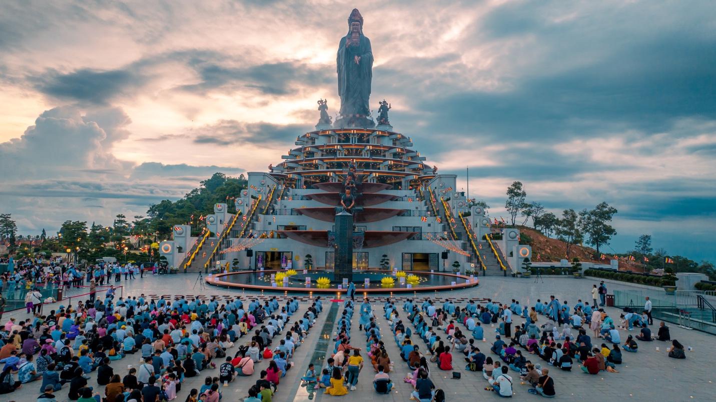 Phật tử khắp cả nước tìm về Núi Bà Đen, Tây Ninh thực hành hiếu đạo mùa Vu Lan - Ảnh 1.