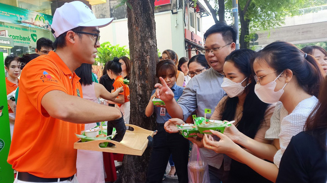 Chuyến xe &quot;Hàn&quot; rong Bibigo là cầu nối ẩm thực Việt Nam - Hàn Quốc - Ảnh 1.