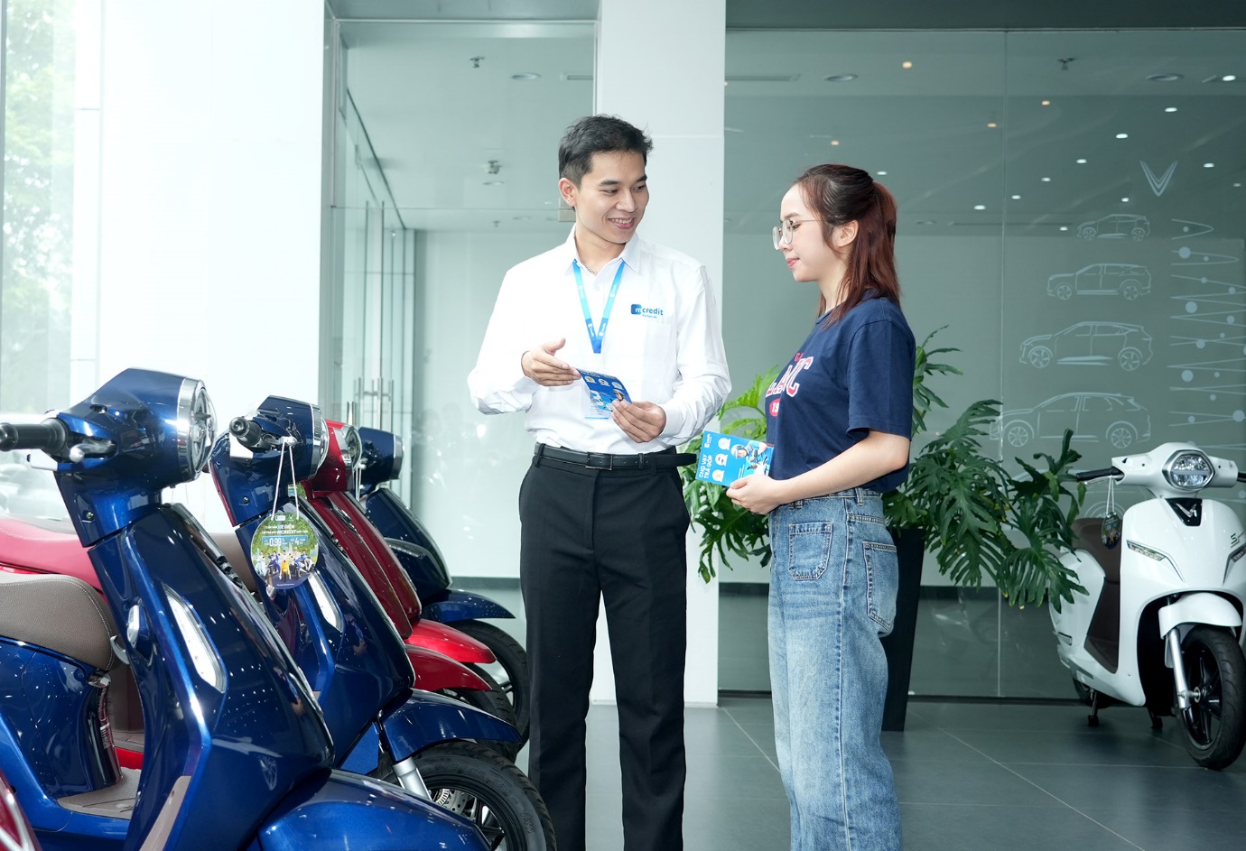 VinFast hợp tác chiến lược với Mcredit, cung cấp giải pháp hỗ trợ tài chính cho khách hàng mua xe máy điện - Ảnh 1.