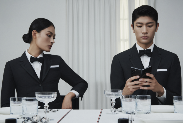 Samsung tiếp tục kết hợp thương hiệu Thom Browne đem tới bộ sưu tập hội tụ tinh hoa công nghệ và thời trang - Ảnh 1.