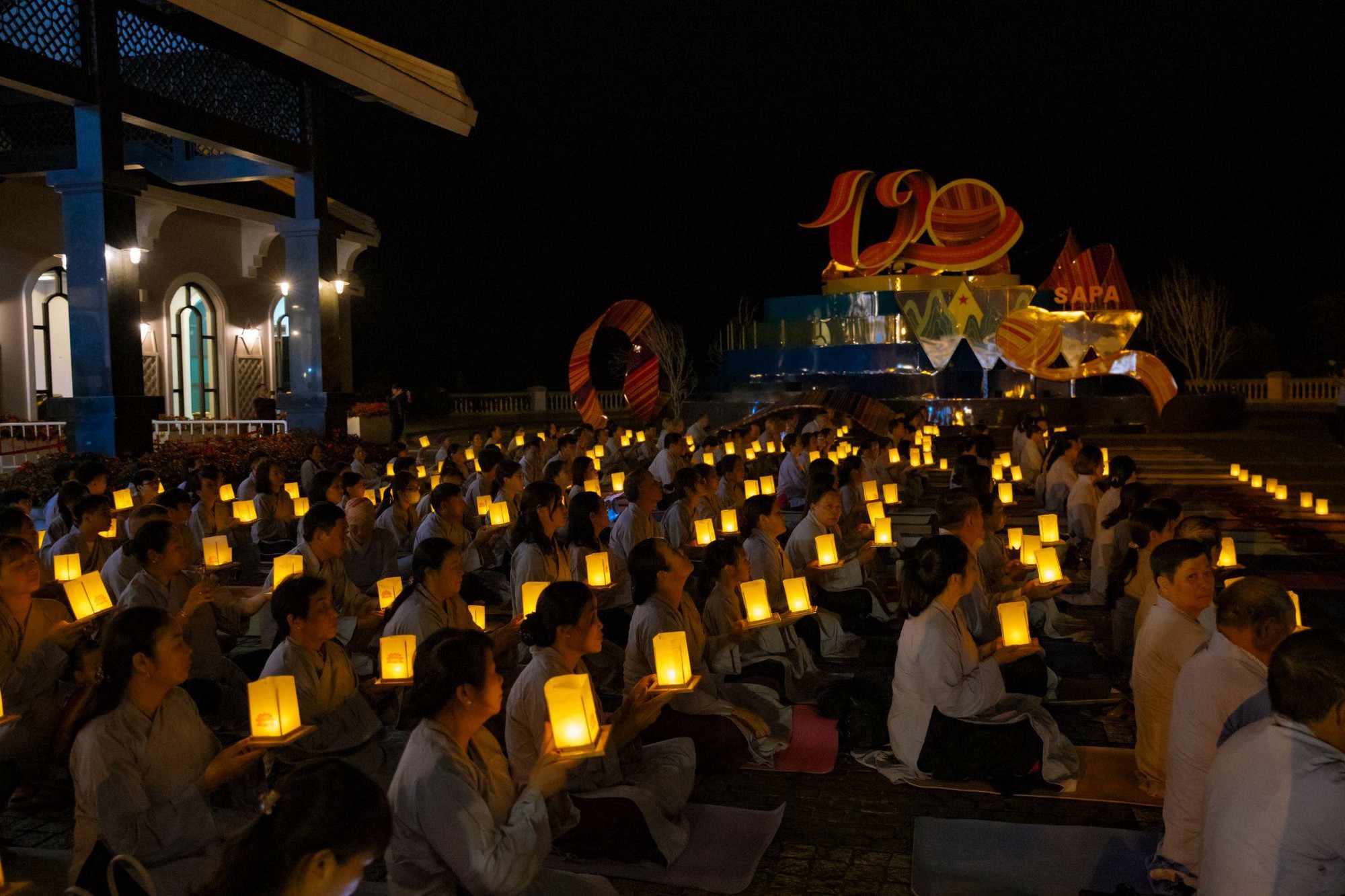 Hàng nghìn Phật tử và du khách dâng đăng báo hiếu cha mẹ tại Fansipan - Ảnh 1.