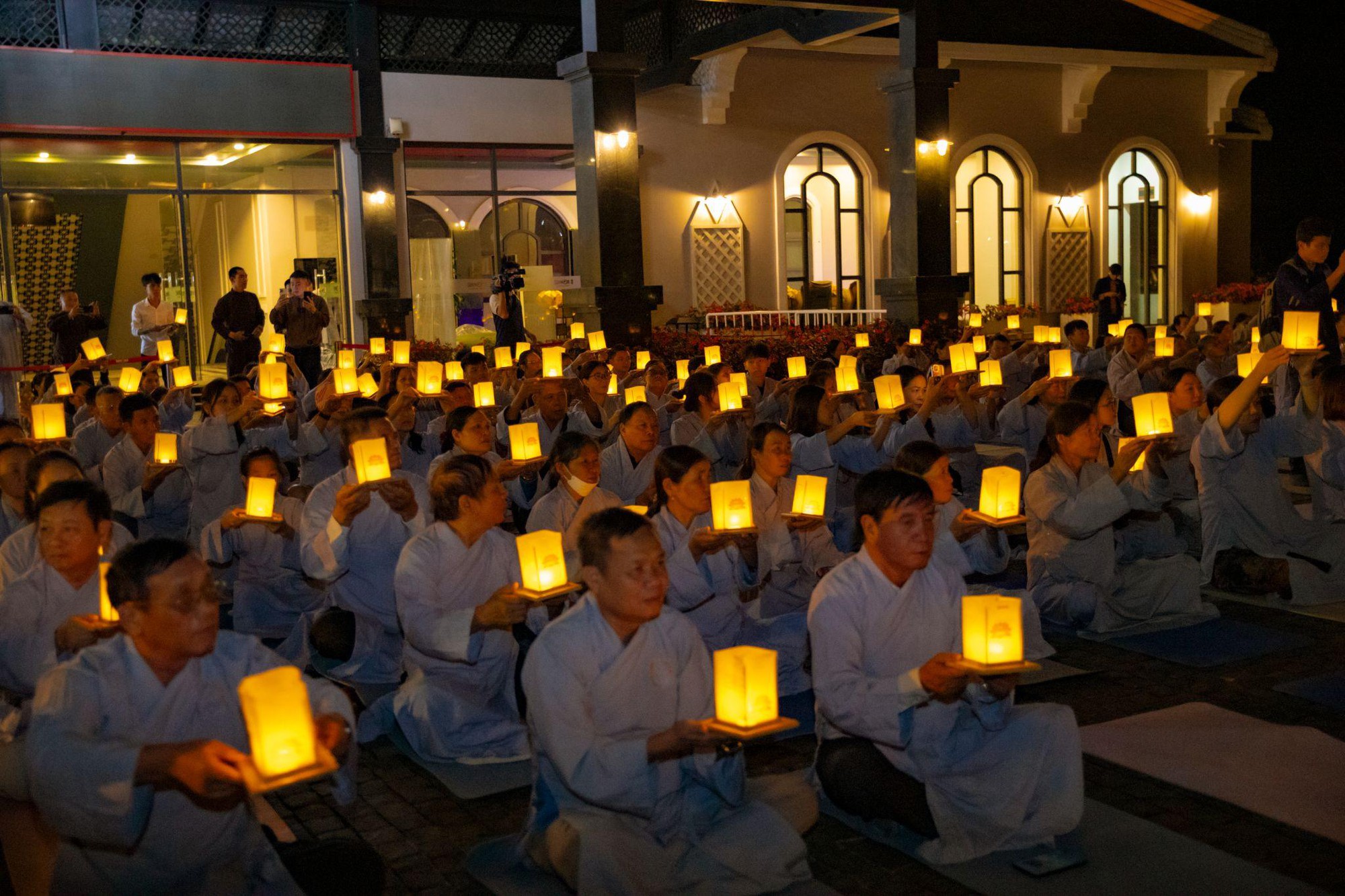 Hàng nghìn Phật tử và du khách dâng đăng báo hiếu cha mẹ tại Fansipan - Ảnh 2.