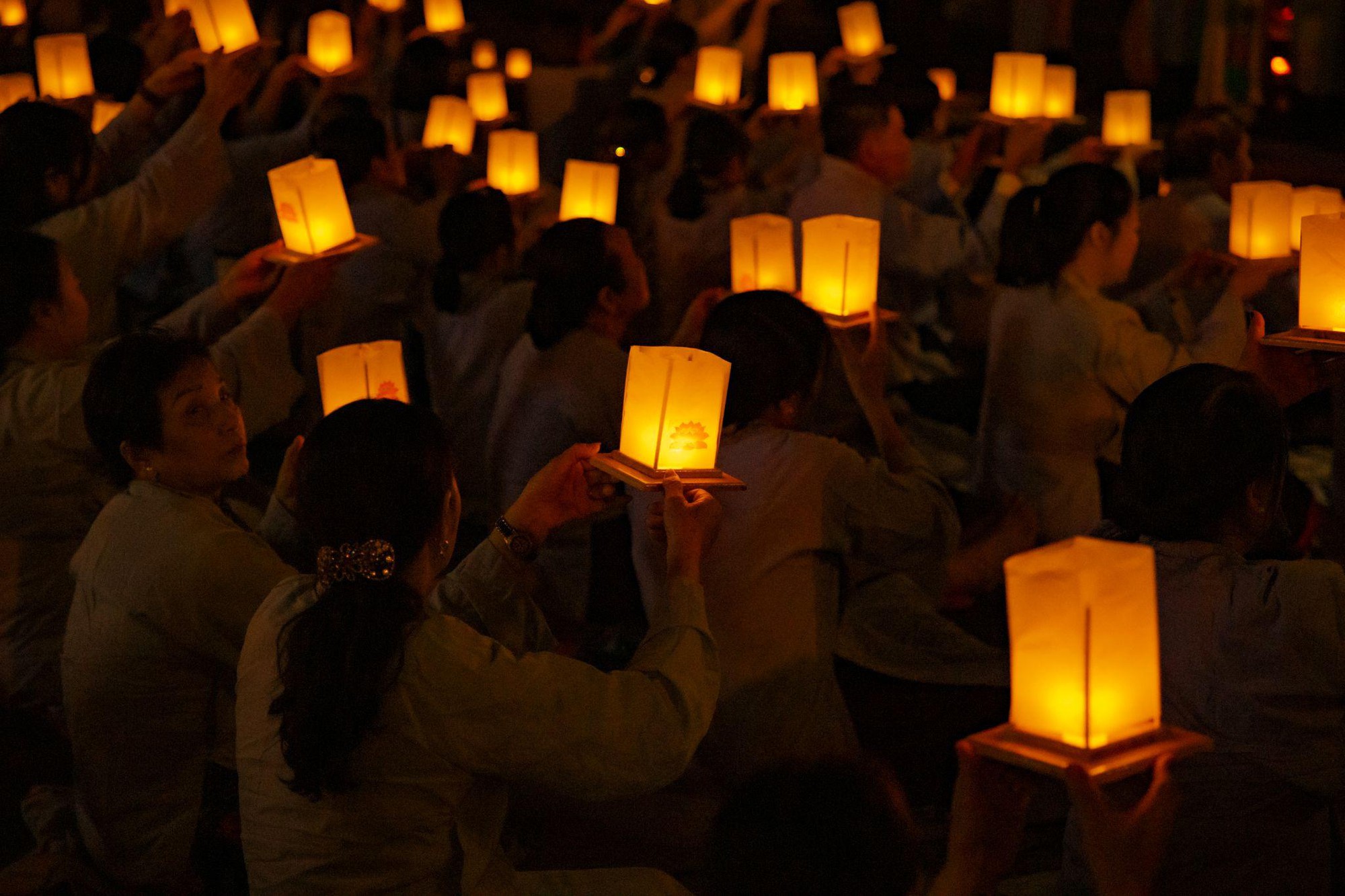Hàng nghìn Phật tử và du khách dâng đăng báo hiếu cha mẹ tại Fansipan - Ảnh 3.