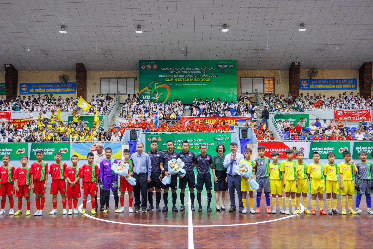Bế mạc giải bóng đá nhi đồng (U11) toàn quốc, Nestlé MILO trao tặng 16 học bổng “Có chí thì nên” - Ảnh 1.