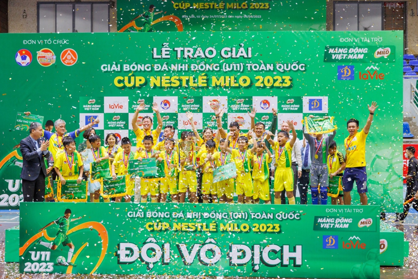 Bế mạc giải bóng đá nhi đồng (U11) toàn quốc, Nestlé MILO trao tặng 16 học bổng “Có chí thì nên” - Ảnh 4.