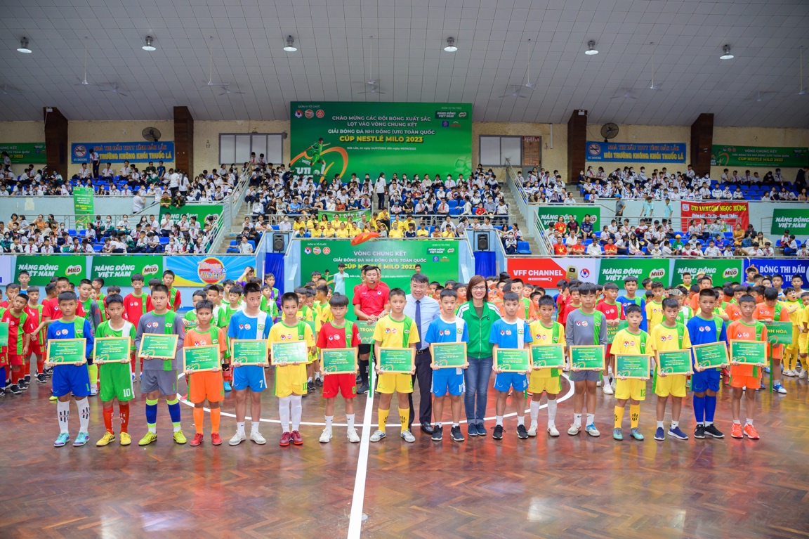 Bế mạc Giải bóng đá Nhi đồng (U11) toàn quốc, Nestlé MILO trao tặng 16 học bổng Có chí thì nên - Ảnh 8.