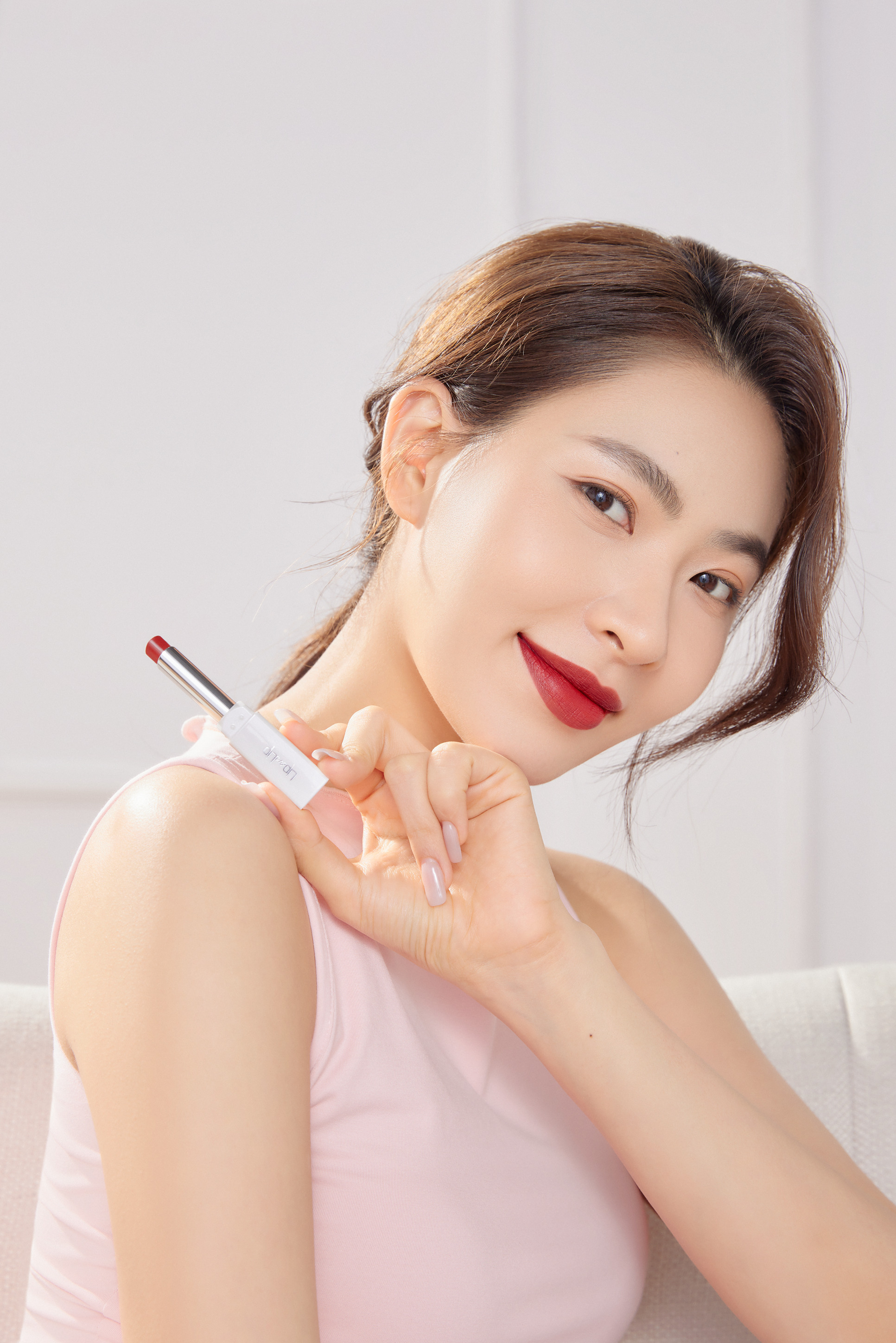 Bí kíp hóa nổi bật trong tiệc cuối năm cùng trend Clean Girl Makeup - Ảnh 3.