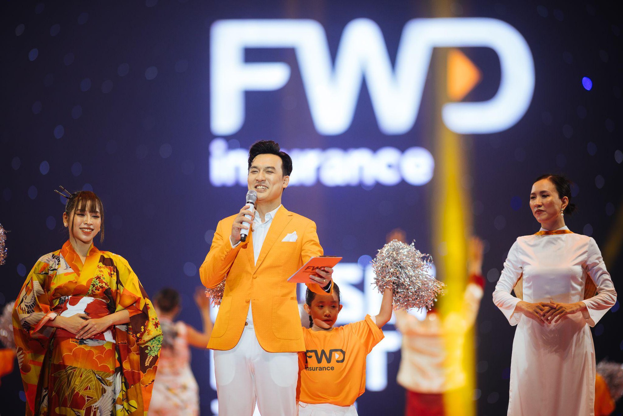 Hoàng Thùy Linh, HIEUTHUHAI, MONO, Anh Tú… 'khuynh đảo' khán giả với màn trình diễn cháy hết mình tại FWD Music Fest 2023