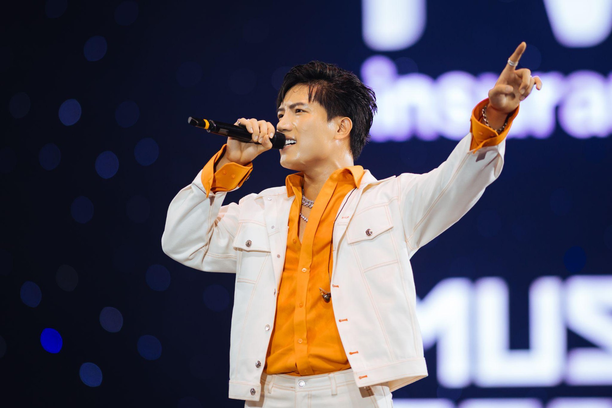 Hoàng Thùy Linh, HIEUTHUHAI, MONO, Anh Tú… 'khuynh đảo' khán giả với màn trình diễn cháy hết mình tại FWD Music Fest 2023