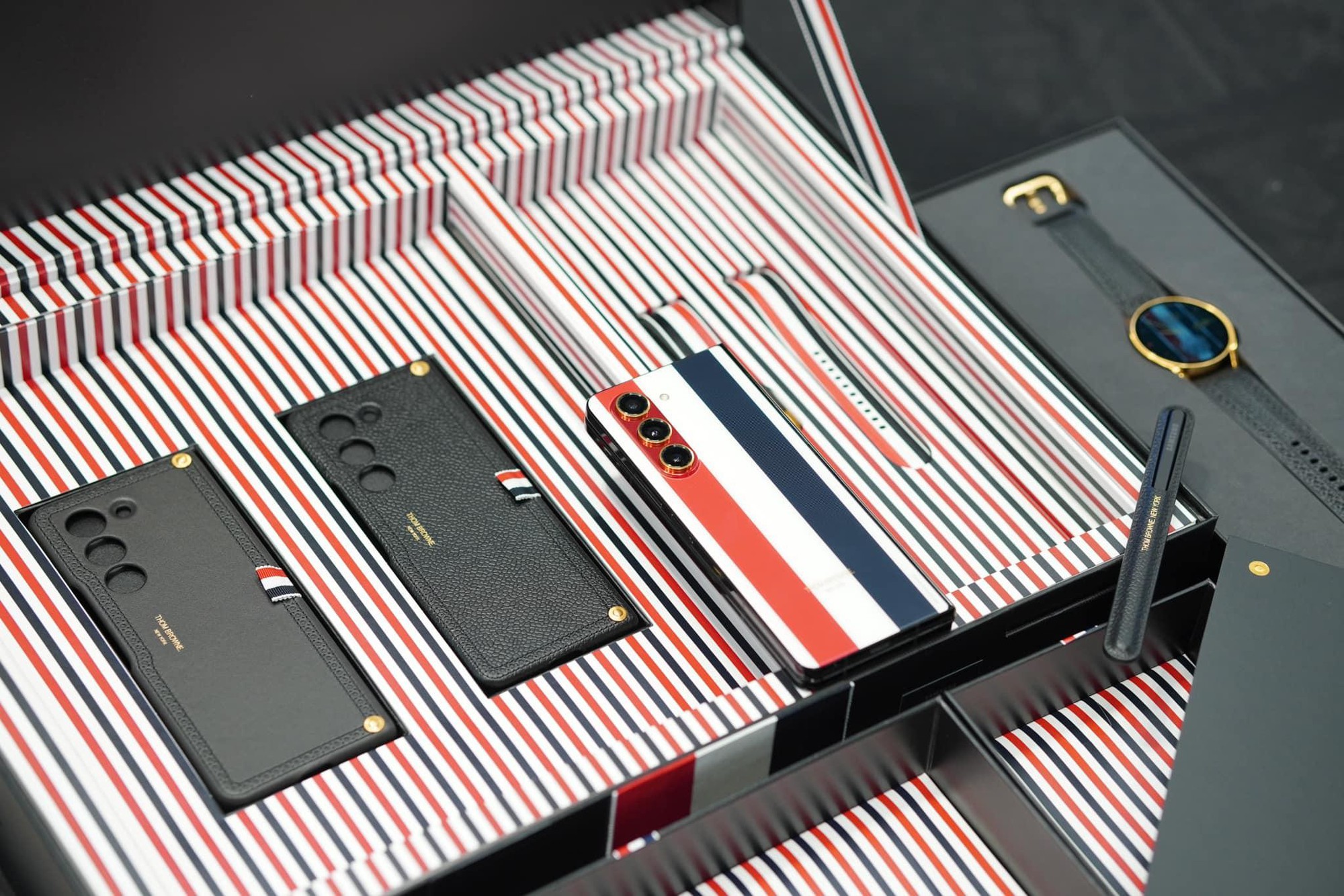 Đại sứ Thanh Hằng và “sao” quốc tế say đắm với BST Galaxy Z Fold5 Thom Browne Edition - Ảnh 6.