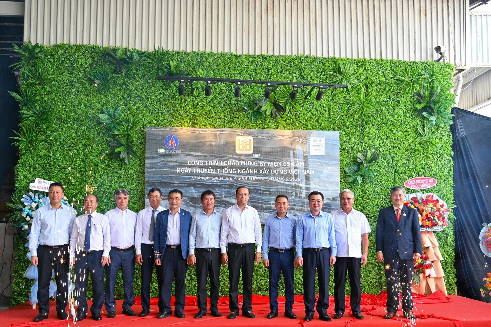 Viglacera khánh thành dây chuyền sản xuất tấm đá nung kết lớn bậc nhất Việt Nam - Ảnh 4.