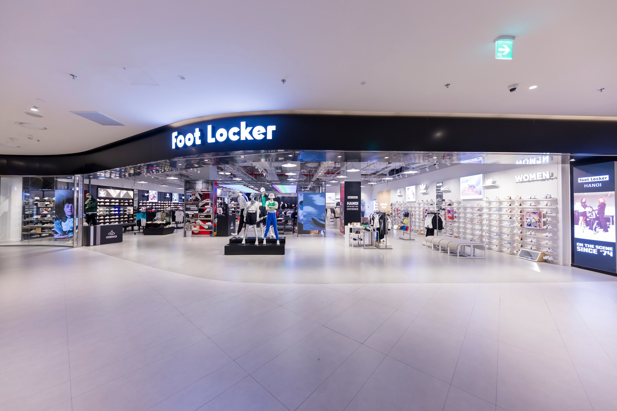 Có gì bên trong cửa hàng Foot Locker đầu tiên tại Việt Nam? - Ảnh 1.