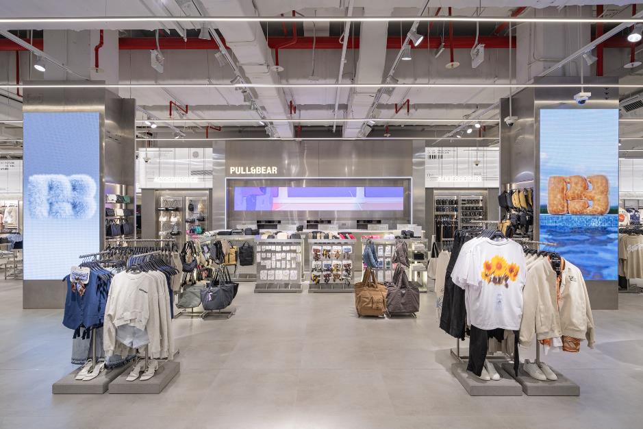 Cận cảnh flagship store của Pull&Bear tại Lotte Mall Tây Hồ - Ảnh 2.