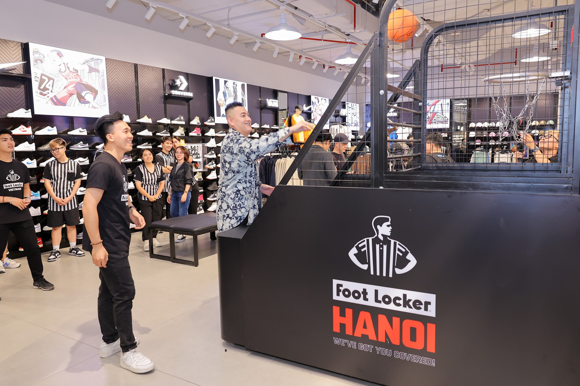 Có gì bên trong cửa hàng Foot Locker đầu tiên tại Việt Nam? - Ảnh 5.