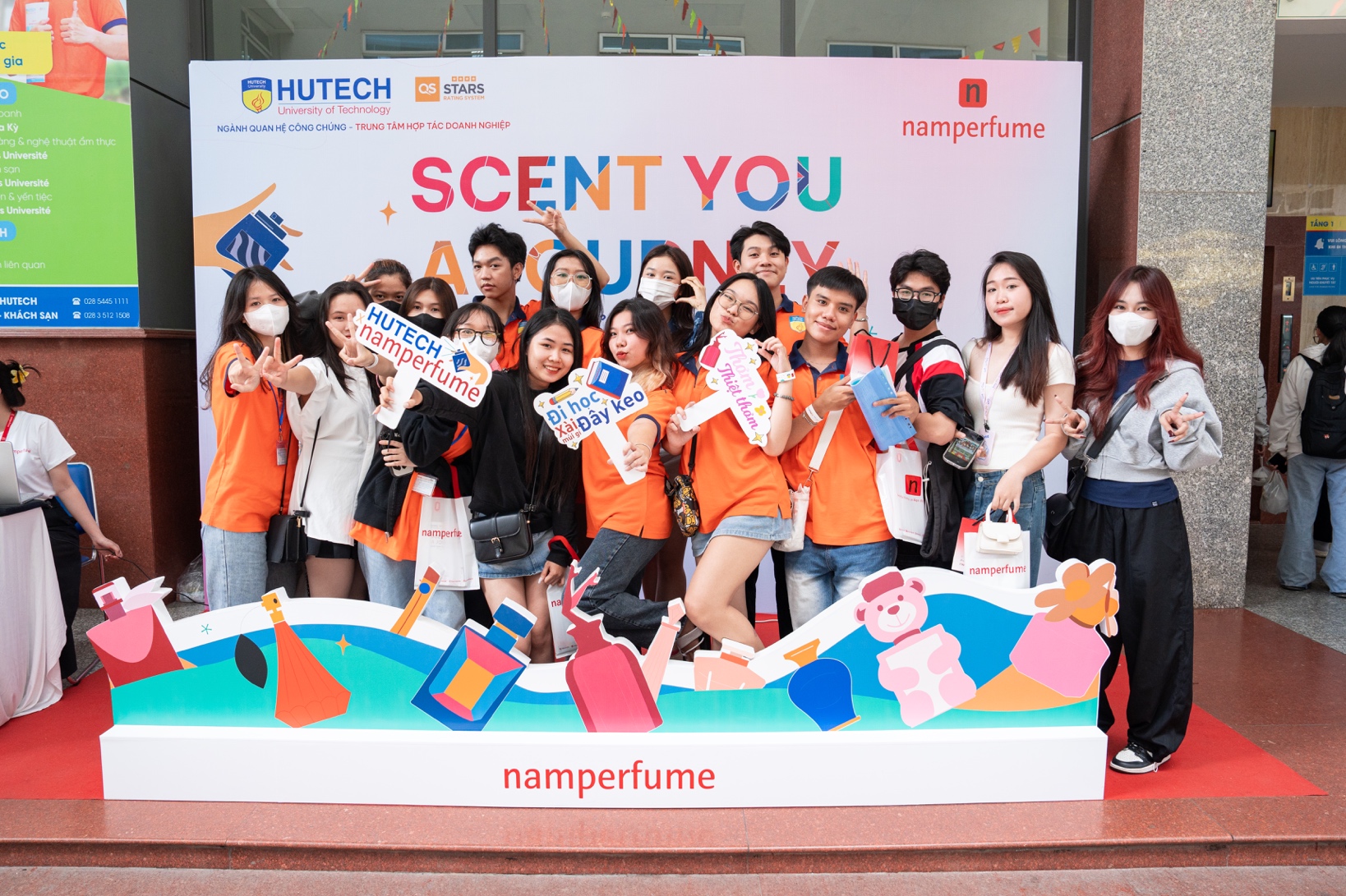 &quot;Scent You A Journey&quot;: Hành trình mùi hương kỳ diệu khuấy đảo sinh viên HUTECH - Ảnh 1.