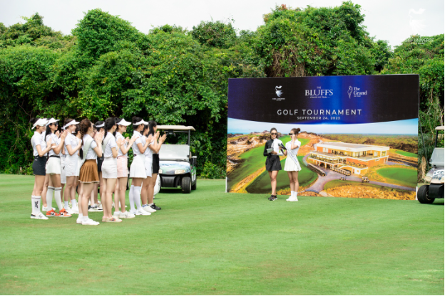 18 thí sinh Miss Universe Vietnam ấn tượng với sân golf The Bluffs Grand Ho Tram - Ảnh 2.
