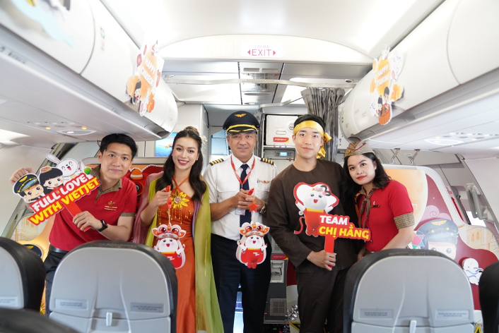 Rước đèn Trung thu máy bay Amy cùng Vietjet khắp muôn phương - Ảnh 1.