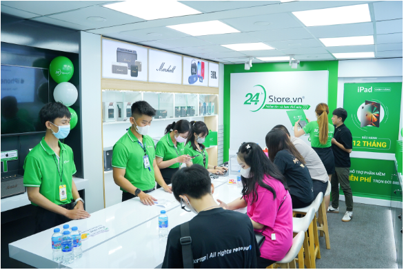 &quot;Cháy hàng&quot; ngay ngày đầu mở bán iPhone 15 tại Việt Nam - Ảnh 2.