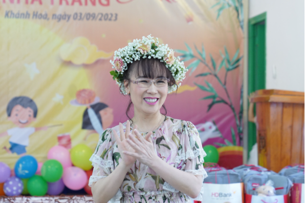 Nữ tỷ phú Nguyễn Thị Phương Thảo bất ngờ thăm các em nhỏ tại Làng SOS - Ảnh 1.