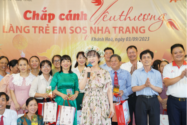 Nữ tỷ phú Nguyễn Thị Phương Thảo bất ngờ thăm các em nhỏ tại Làng SOS - Ảnh 2.