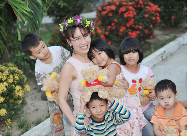 Nữ tỷ phú Nguyễn Thị Phương Thảo bất ngờ thăm các em nhỏ tại Làng SOS - Ảnh 5.
