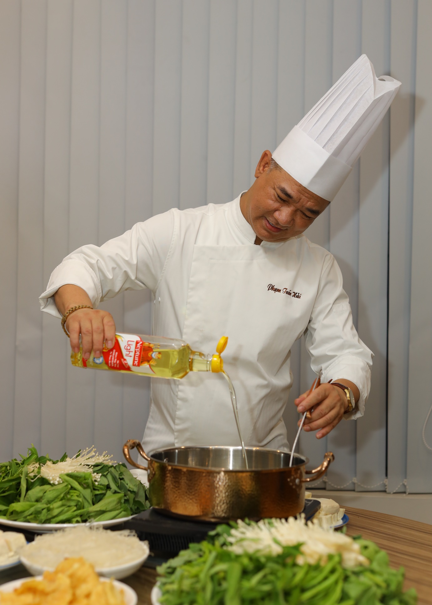Chuyên gia ẩm thực: Bí quyết nấu ngon từ nguyên liệu quen thuộc trong bếp - Ảnh 1.