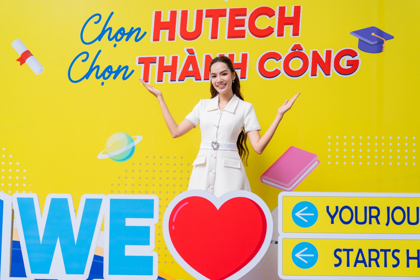 Hoa hậu Lê Hoàng Phương rạng rỡ về HUTECH học MBA, nhận học bổng 100% học phí - Ảnh 1.