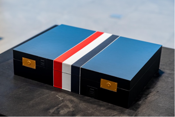 Đắm chìm trong tuyệt tác công nghệ và thời trang - BST giới hạn Galaxy Z Fold5 phiên bản Thom Browne - Ảnh 2.