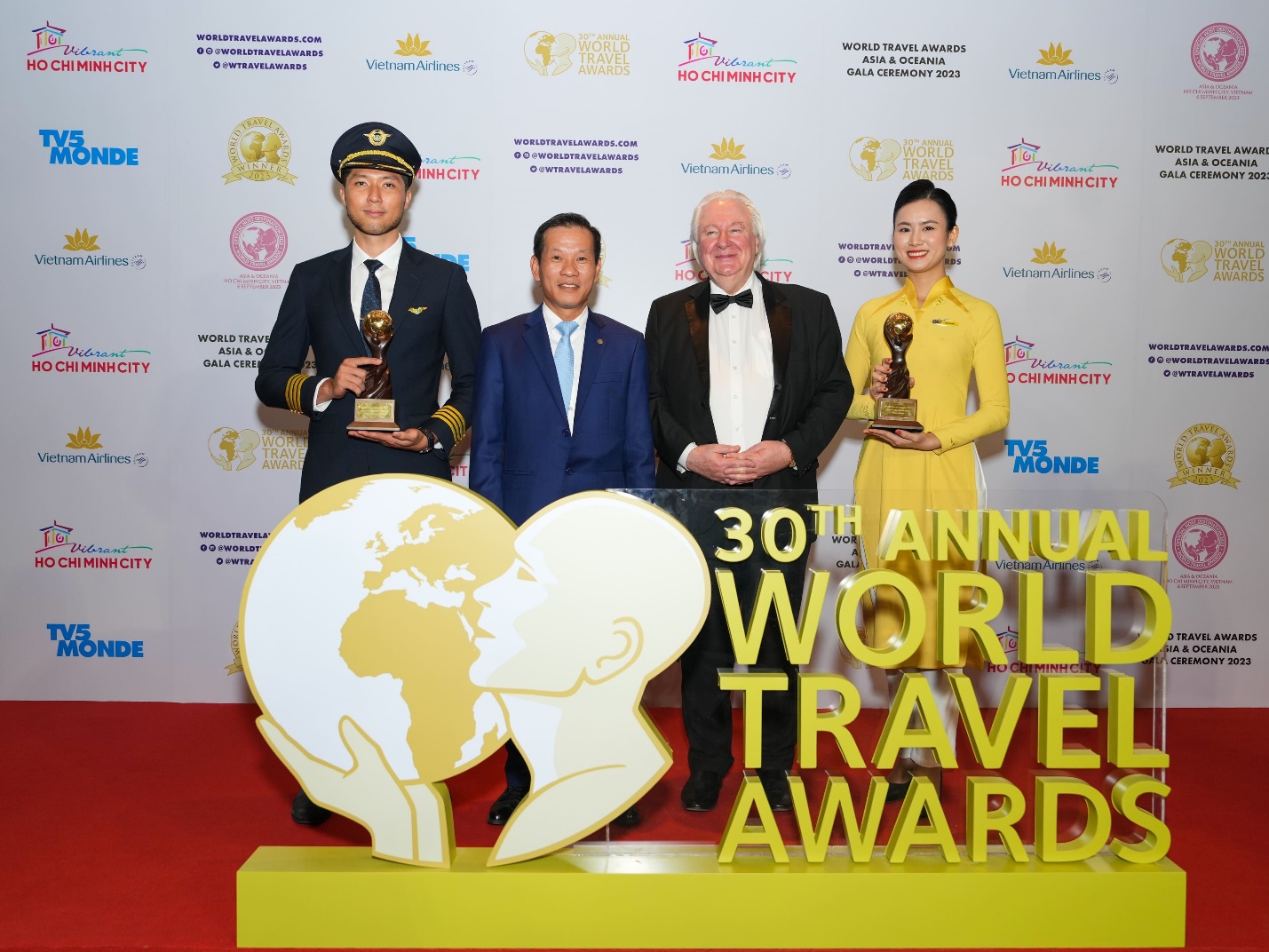 Vietnam Airlines “thắng lớn” tại World Travel Awards - Ảnh 2.