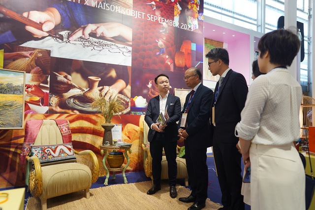 LandFurniture cùng “Đòng Đòng” Việt Nam nổi bật trong triển lãm nội thất tại Paris - Ảnh 3. LandFurniture cùng “Đòng Đòng” Việt Nam nổi bật trong triển lãm nội thất tại Paris - Ảnh 3.