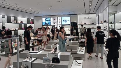 Hàng trăm nghìn người dân và du khách đổ về các TTTM Vincom chào đón năm mới 2024 - Ảnh 4.