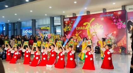 Hàng trăm nghìn người dân và du khách đổ về các TTTM Vincom chào đón năm mới 2024 - Ảnh 8.