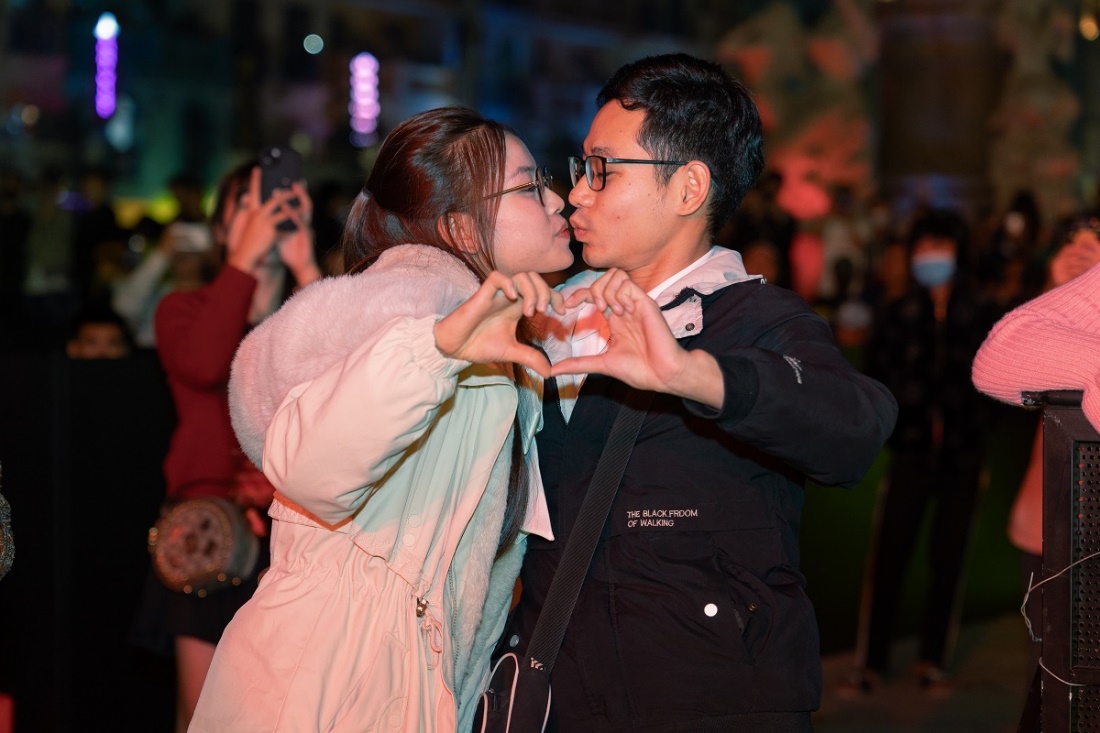 “Phố Đông” Hà Nội “sốt rần rần” với màn bắn pháo hoa chào năm mới 2024, đạt kỷ lục gần 160.000 lượt khách - Ảnh 2.