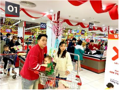 Hàng trăm nghìn người dân và du khách đổ về các TTTM Vincom chào đón năm mới 2024 - Ảnh 3.