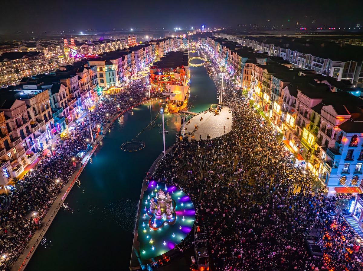 “Phố Đông” Hà Nội “sốt rần rần” với màn bắn pháo hoa chào năm mới 2024, đạt kỷ lục gần 160.000 lượt khách - Ảnh 4.