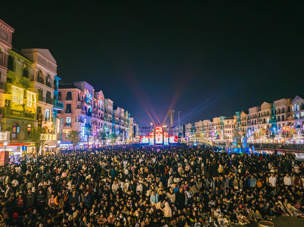 “Phố Đông” Hà Nội “sốt rần rần” với màn bắn pháo hoa chào năm mới 2024, đạt kỷ lục gần 160.000 lượt khách - Ảnh 5.