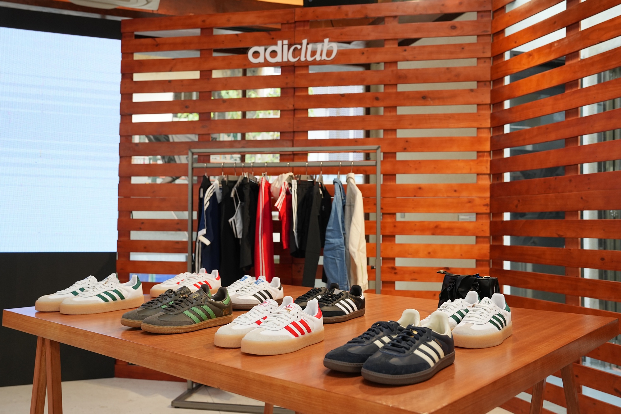 Xứng danh &quot;đôi giày đại diện&quot; đầu năm 2024, adidas Originals Samba “phủ sóng” sự kiện giới trẻ với phong cách cực chất - Ảnh 7.