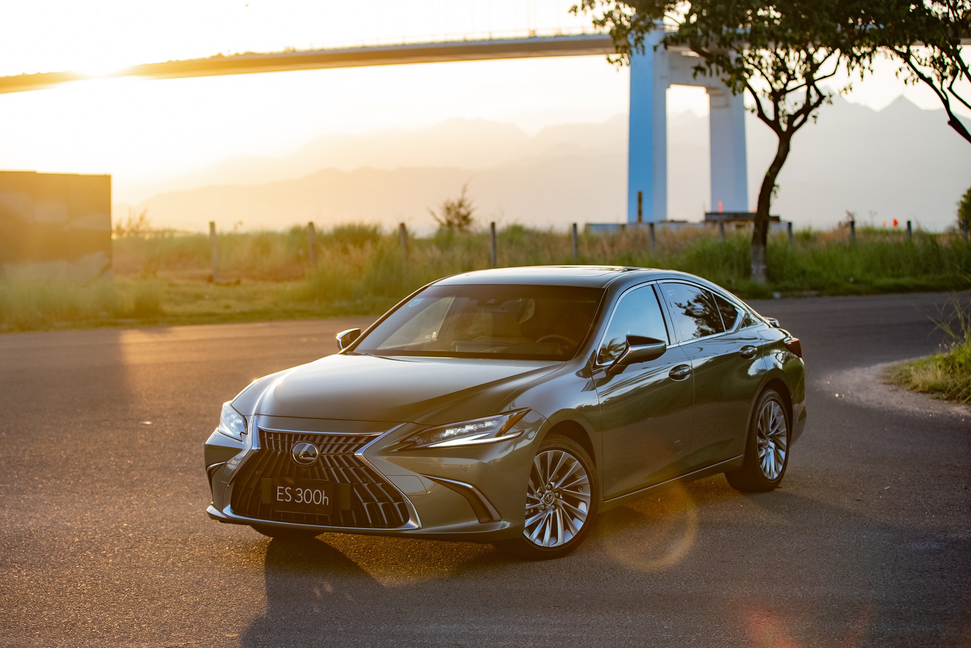 Trải nghiệm sedan hạng sang Lexus ES cùng HLV trưởng Nguyễn Thái Dương - Ảnh 2.