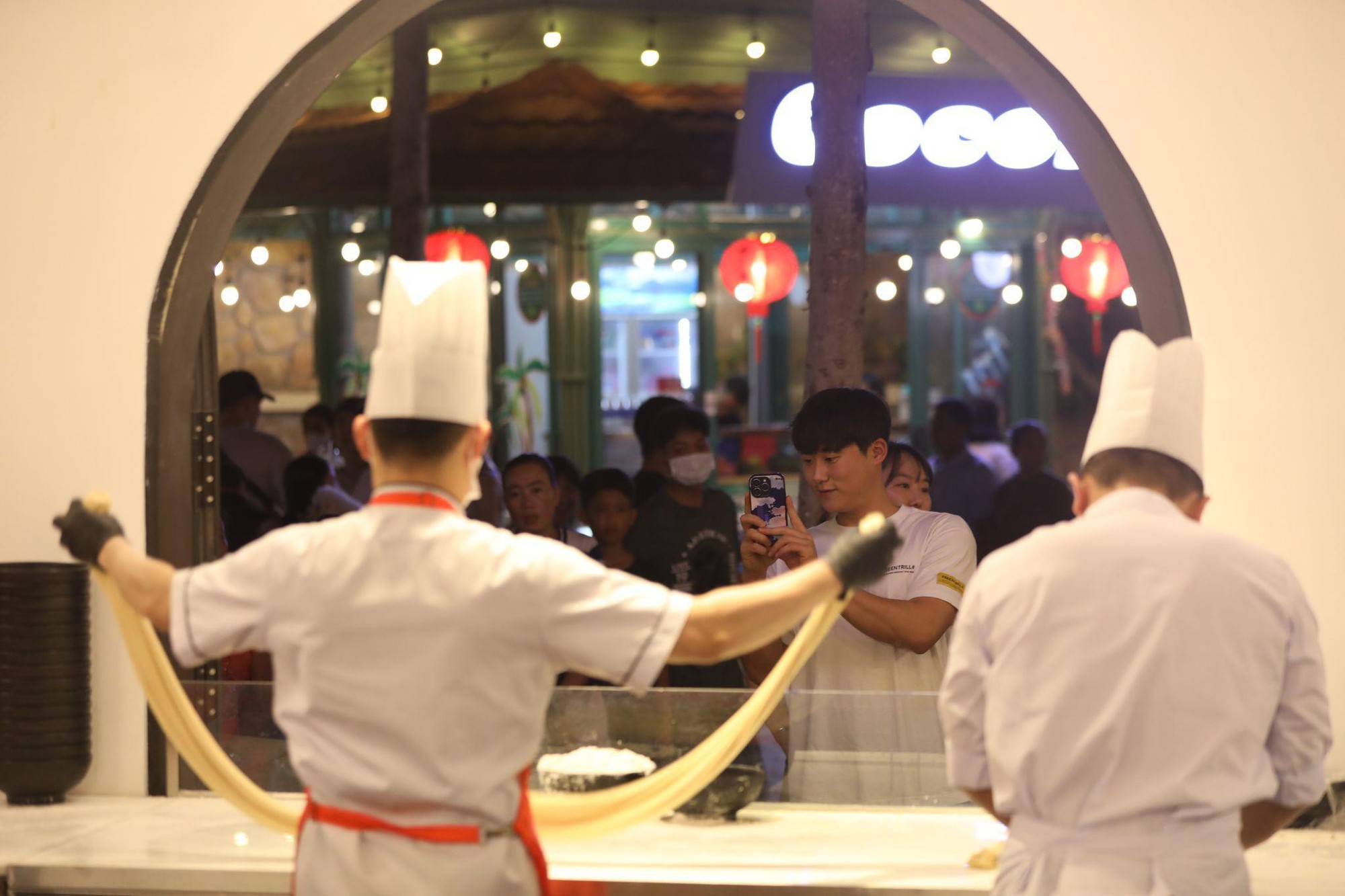 Có một chợ đêm bên biển Vui Phết: cứ mỗi mét vuông lại bắt gặp đến 10 khách quốc tế - Ảnh 5.