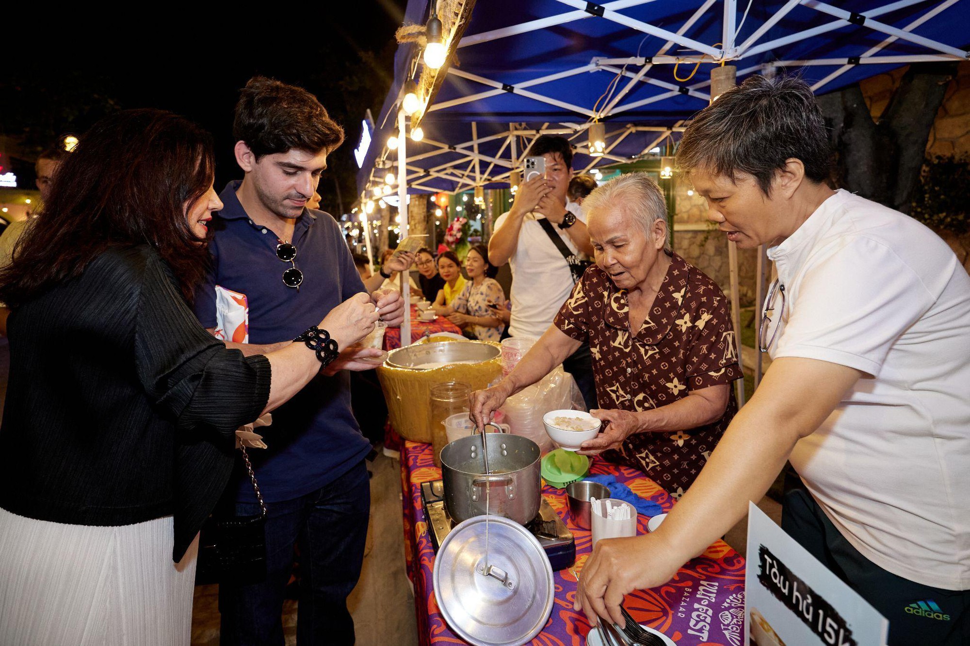 Có một chợ đêm bên biển Vui Phết: cứ mỗi mét vuông lại bắt gặp đến 10 khách quốc tế - Ảnh 6.